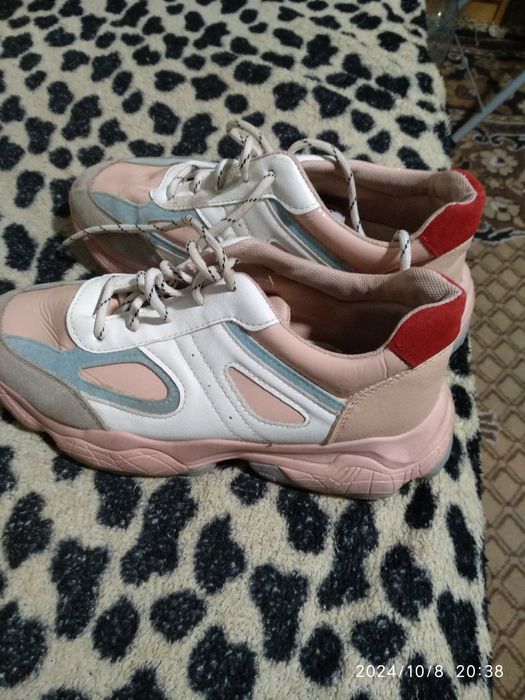 Кросівки жіночі. .