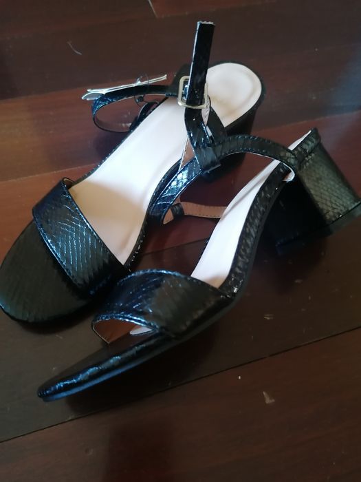 Sandálias pretas NOVAS
