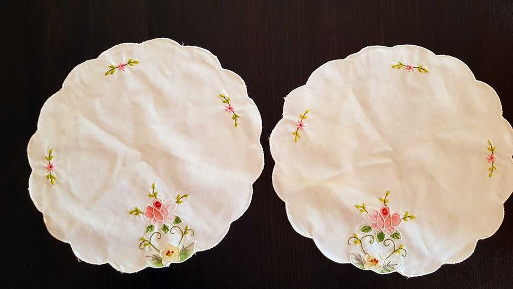Par de toalhas redondas facetadas com bordados florais