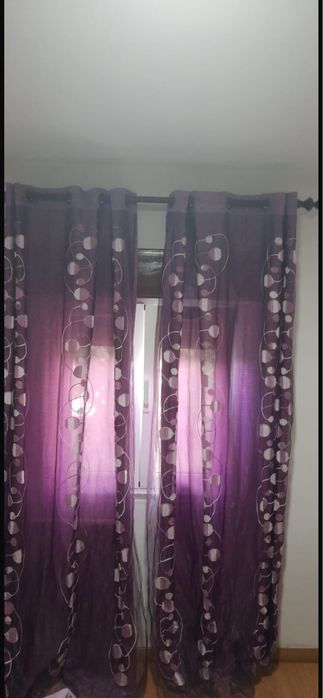 Cortinas Roxas e Castanhas