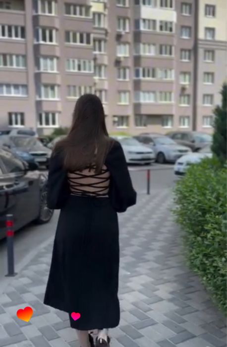 Елегантна чорна сукня міді
