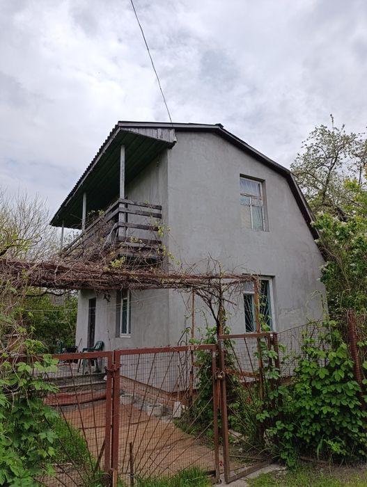 Дача поруч з лісом, міська межа !