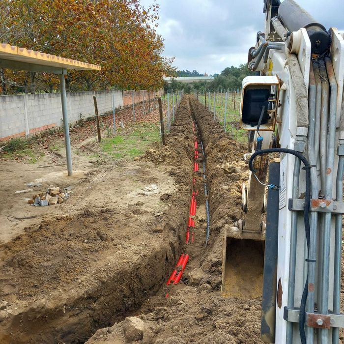 Trabalhos de mini-escavadora/giratória e construção