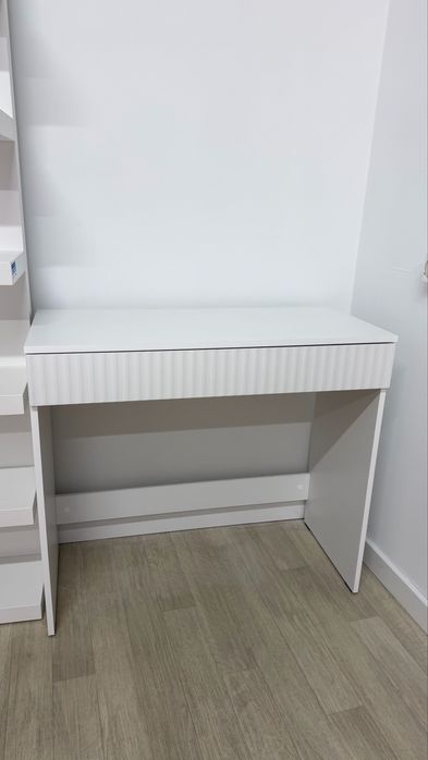 Biurko białe konsola ryflowana