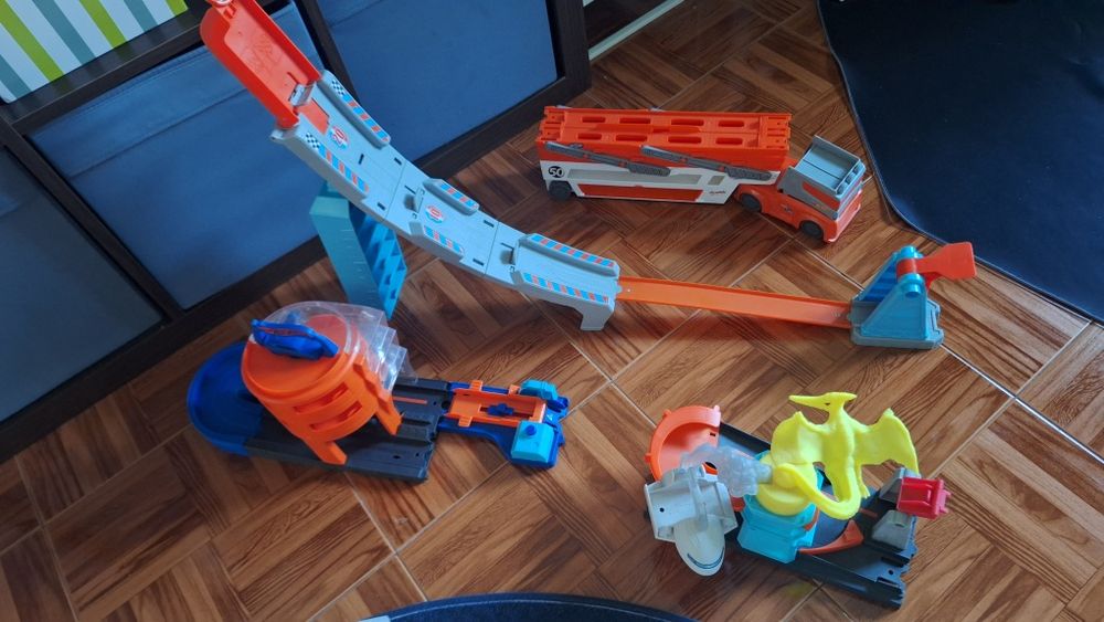 Conjunto pistas Hot wheels e camião