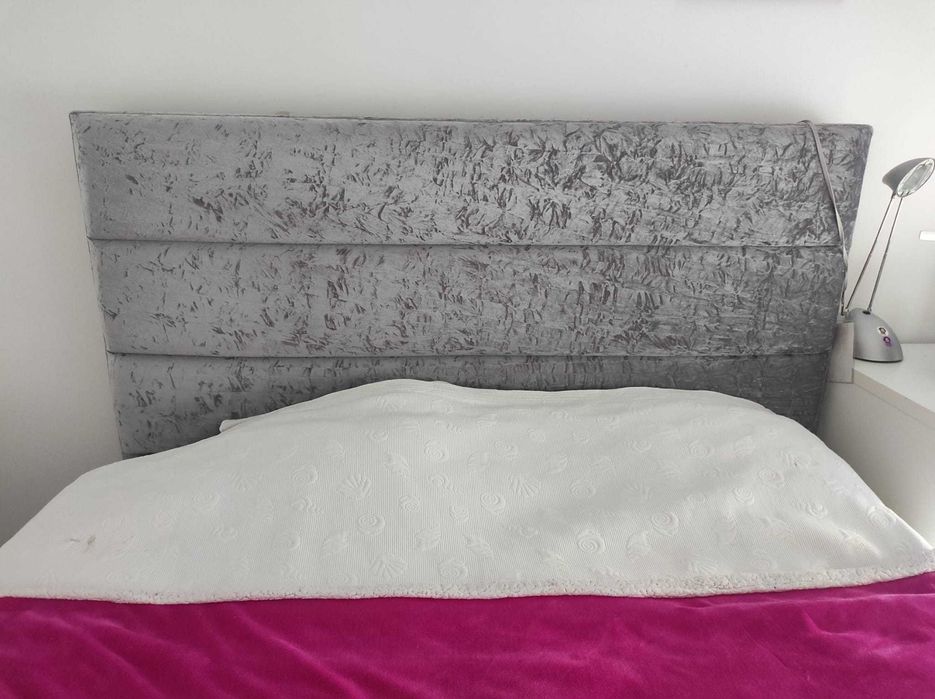 Cabeceira de cama em veludo cinzento