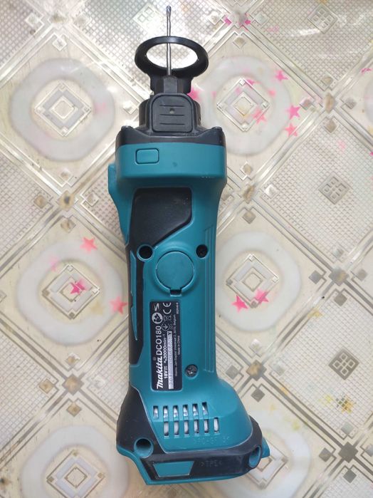 Makita фрезер по гіпсокартону DCO180