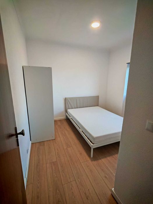 Arrendada-se moradia T5 com terreno vedado