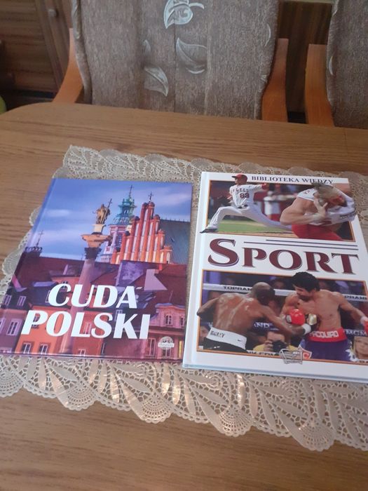 Dwie książki takie jak na zdjeciu