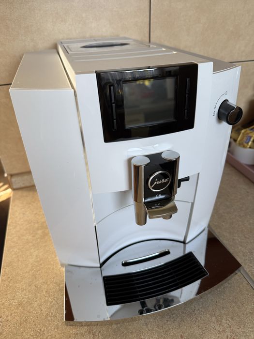 Ekspres ciśnieniowy JURA E6 na gwarancji z pojemnikiem na mleko