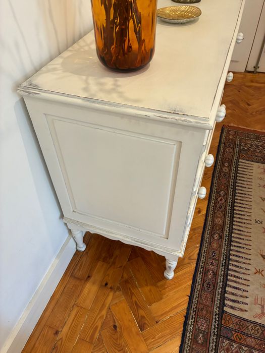Cómoda branca com pintura patine