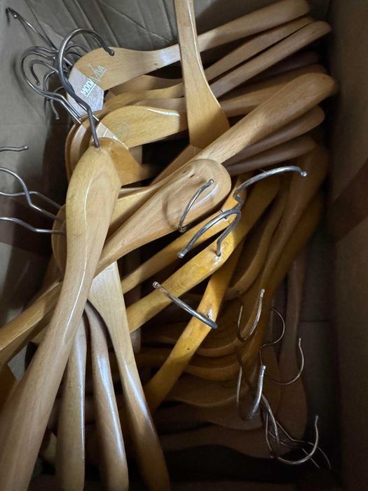 Cabides de madeira, de metal e mistos