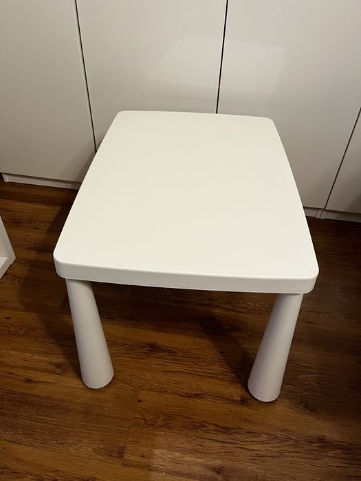 Mamut i krzesła (ikea)