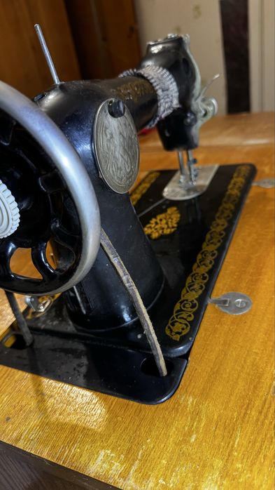 Отдам бесплатно подольскую швейную машинку с тумбой