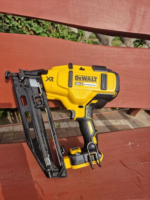 Dewalt gwoździarka DCN660