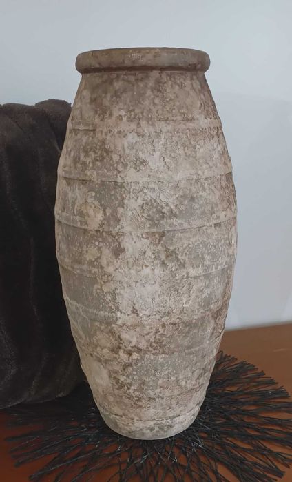 Vasos rústicos com pinturas rústicas