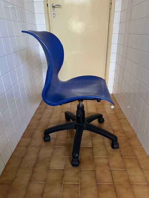 Cadeira com rodas de secretária