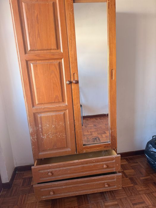 Roupeiro com espelho - Usado