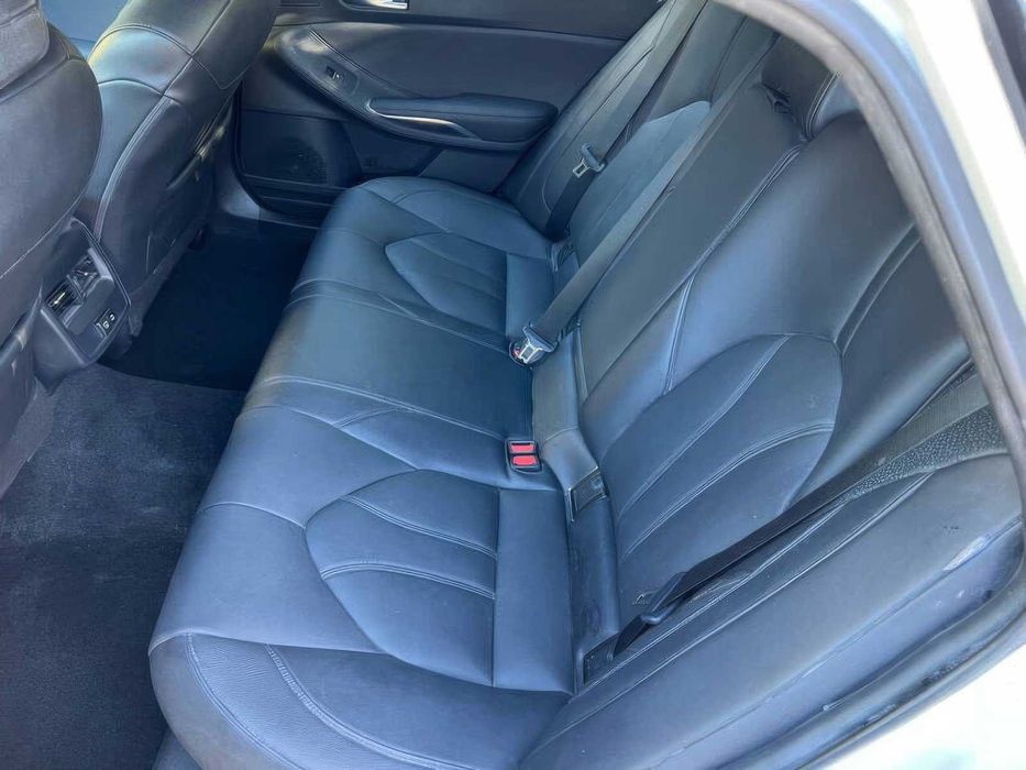 Toyota Avalon Hybrid XLE      2021