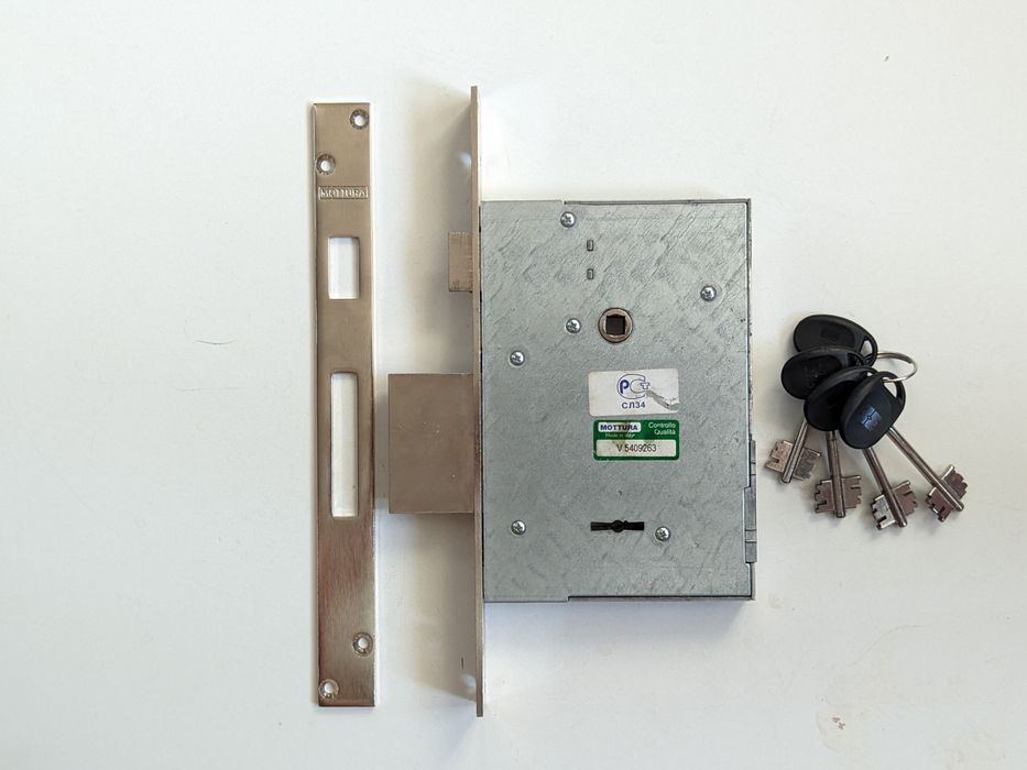 Врезной сувальдный замок для дверей Mottura 40.731