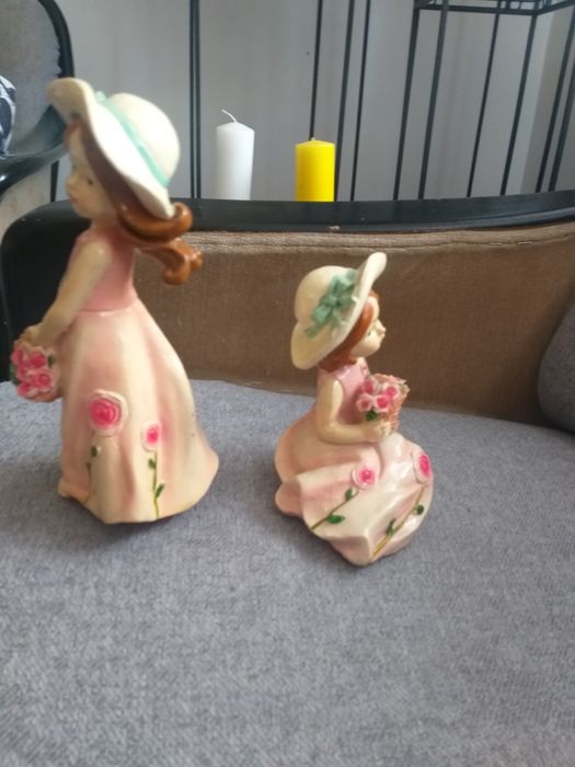 Dwie,stara ceramiczne figurki przedstawiajace dziewczynki