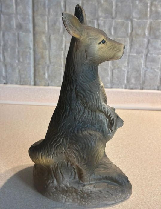 Figurka ceramiczna kangura – symbol miłości mamy i dziecka 17,5cm