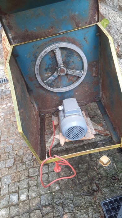 Betoneira a funcionar. Precisa de correia.