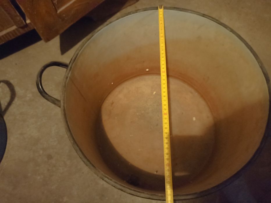 Duże garnki i miska