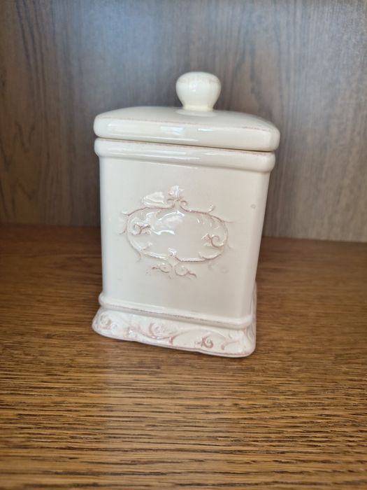 Ceramiczny pojemnik kuchenny.