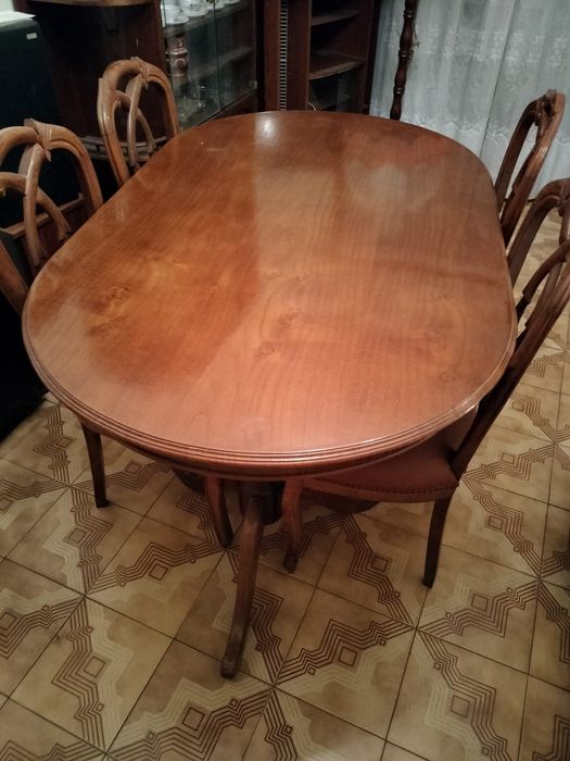 Mesa e móvel sala de jantar