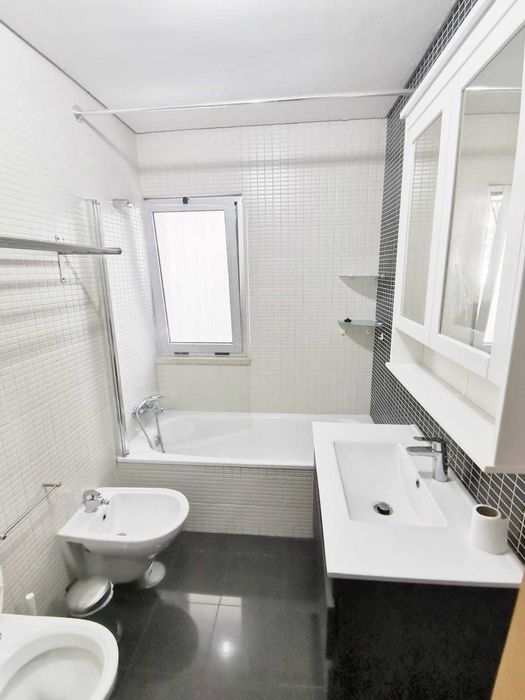 Um fantástico quarto na 147 m² duplex localizado na Parques das Nações