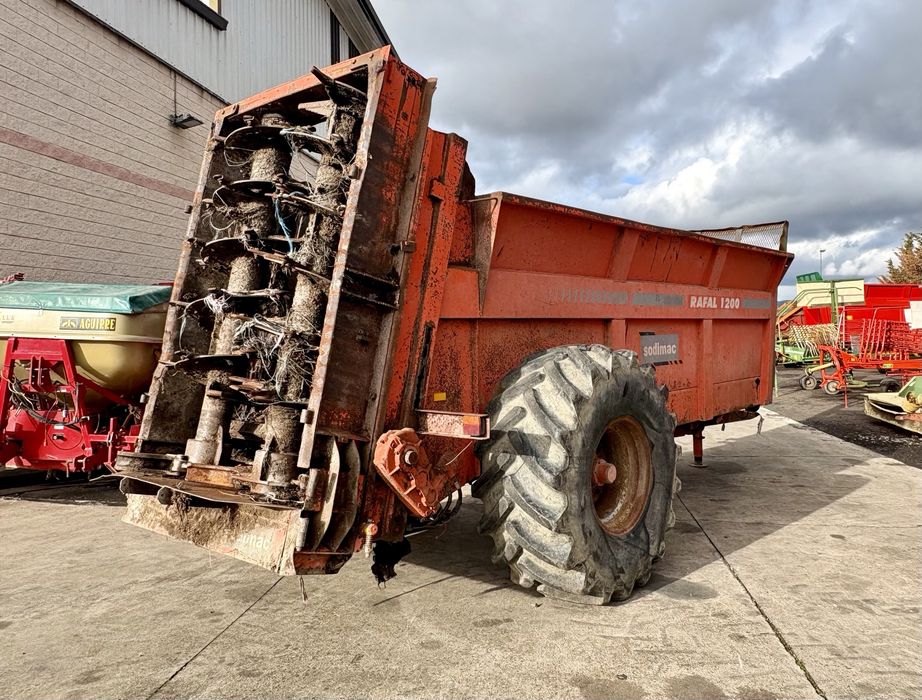 REBOQUE ESPALHADOR DE ESTRUME