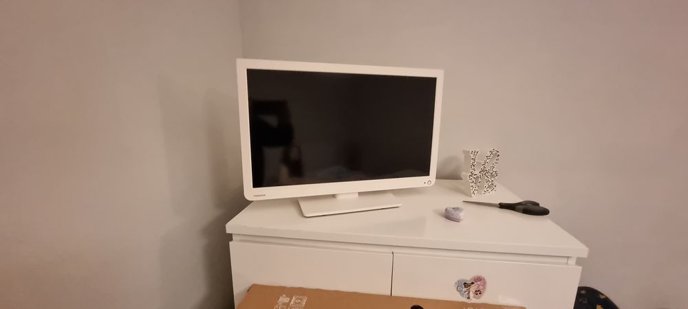 Tv Toshiba Led cor branca