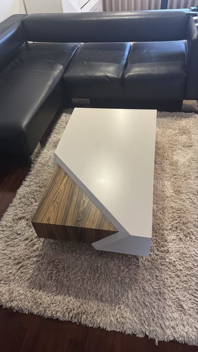 Mesa de centro em madeira castanho e branco
