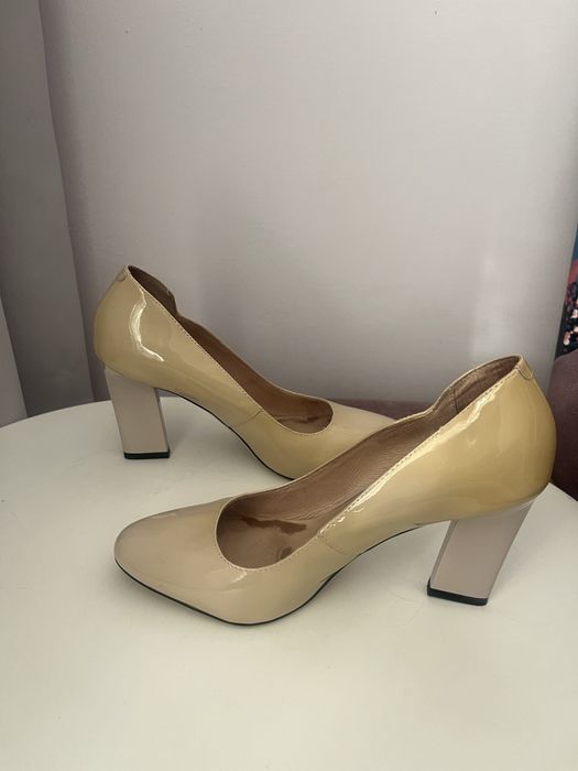 Туфлі лаковані бежеві