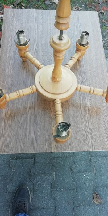 Żyrandol drewniany.