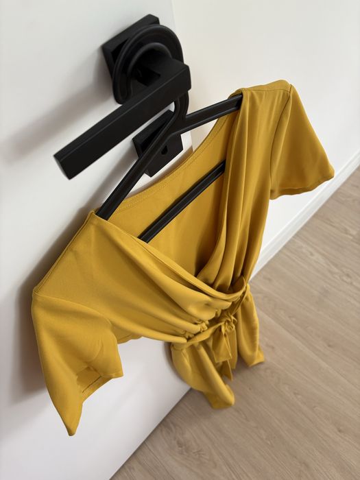 Musztardowa sukienka z paskiem Nook L 40