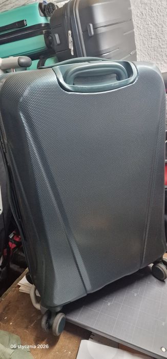 Walizka jak nowa, mały defekt