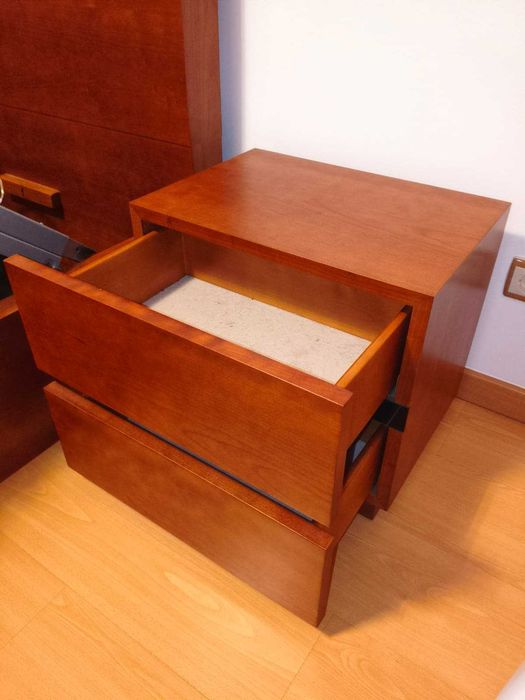 Cama individual elevatória, com arrumação, com colchão e mesa de cabeceira, em cerejeira