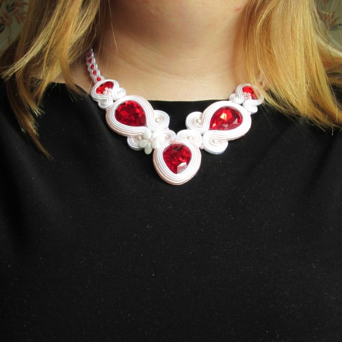 Biały ślubny naszyjnik z sutaszu.