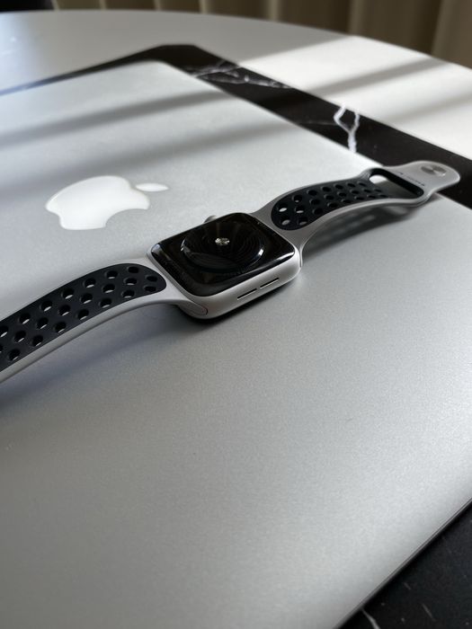 Apple Watch SE 44 mm GPS + Cellular (LTE) – Edycja Nike | Stan Bardzo Dobry