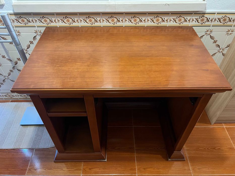 Secretária de Madeira cerejeira