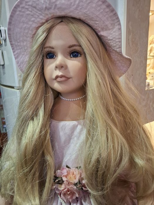 Коллекционная,редкая фарфоровая кукла