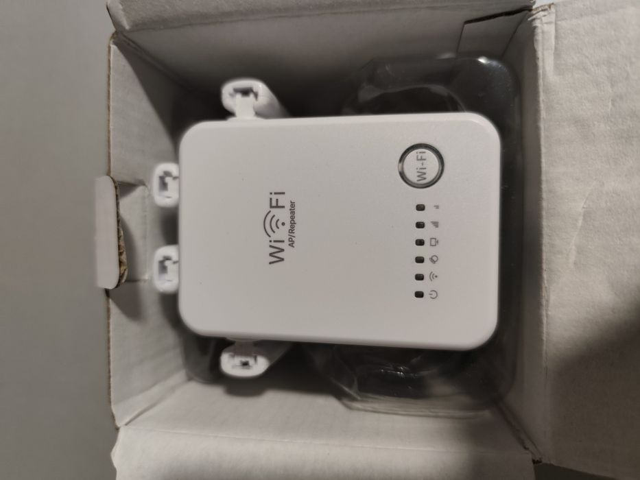 bezprzewodowy wzmacniacz sygnału Wi-Fi (repeater).