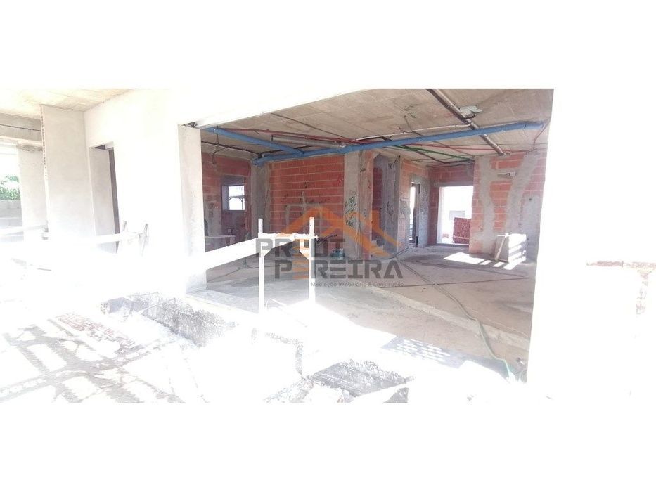 Moradia T4 em fase de construção, situada no Bairro Casal São Sebas...
