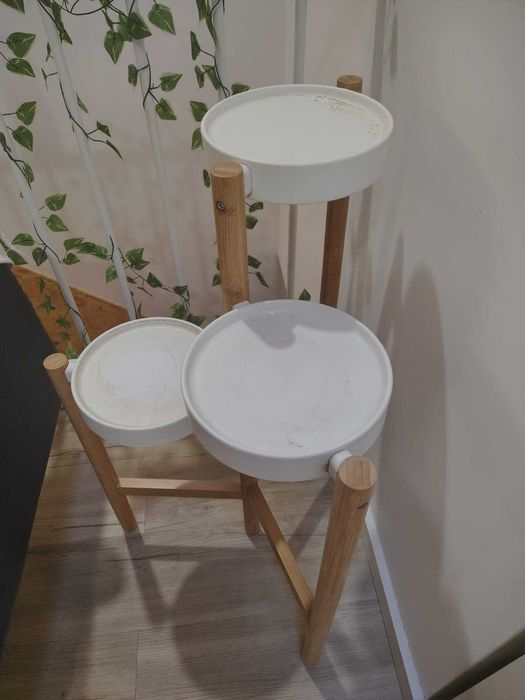 Vasos de barro com pratos para jardinagem
