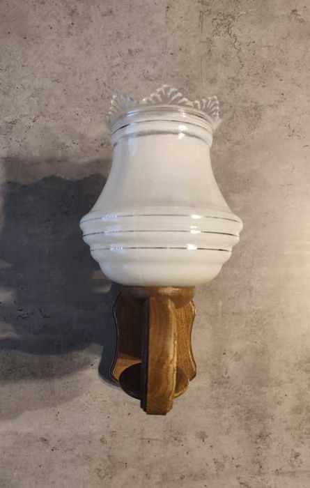 Kinkiet, lampa ścienna.