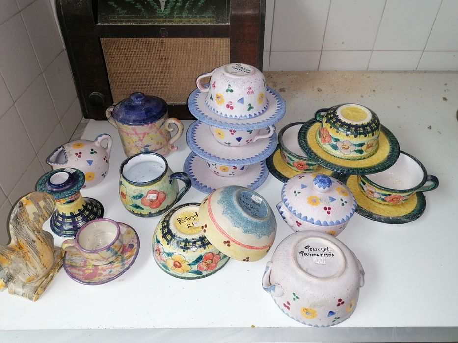 Várias peças de louça