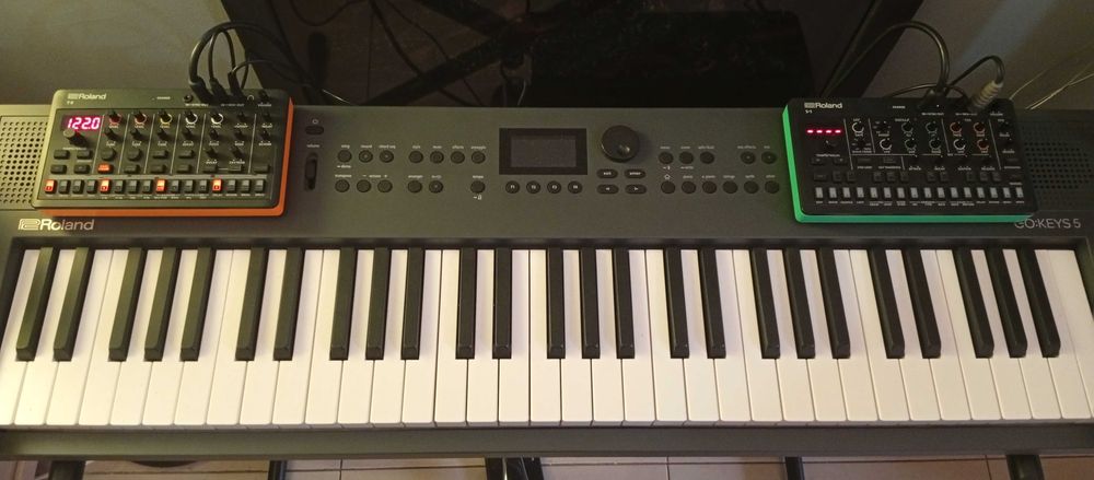 Sintetizador Roland Aira S1 + Roland Aira T8 drum machine