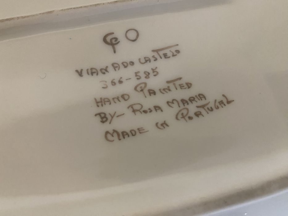 Travessa e terrina, loiça de Viana Castelo, numerada e pintada à mão
